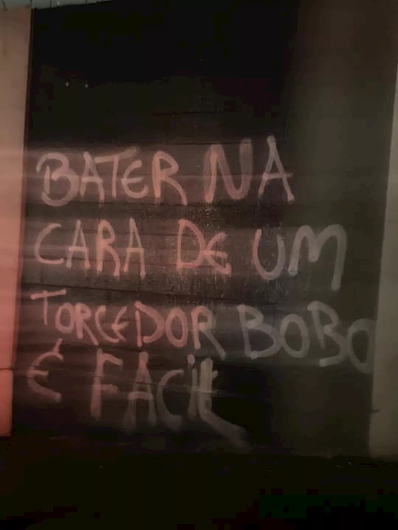 Sedes sociais do Corinthians são pichadas com ameaças: ‘Bater na cara de torcedor é fácil’