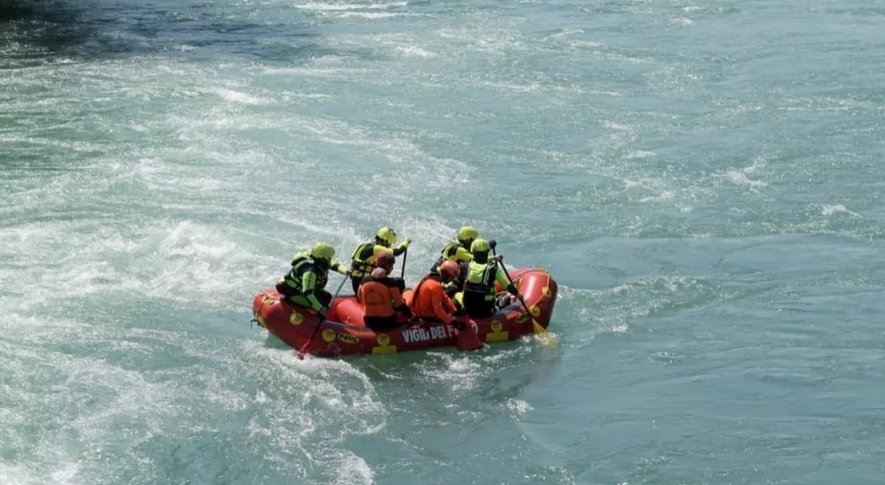 Si tuffa nel torrente per fare il bagno, 17enne disperso. Grave l'amico che ha cercato di salvarlo . Ricerche