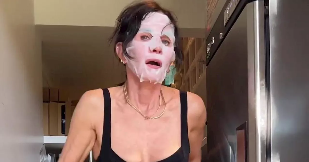 La nouvelle astuce beauté de Courteney Cox ? S’enfermer dans son congélateur