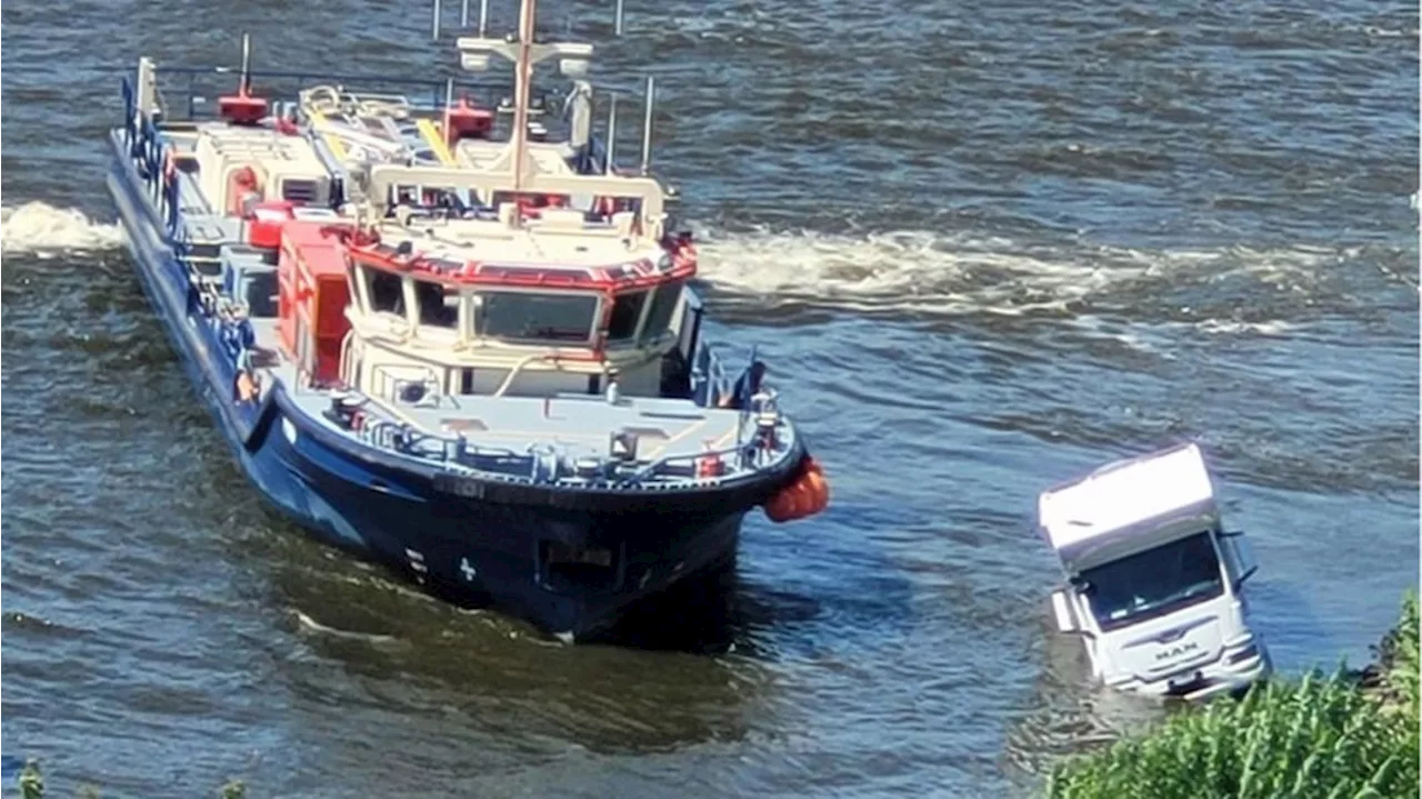 Großeinsatz in Altona: Wohnmobil aus Hamburger Elbe geborgen