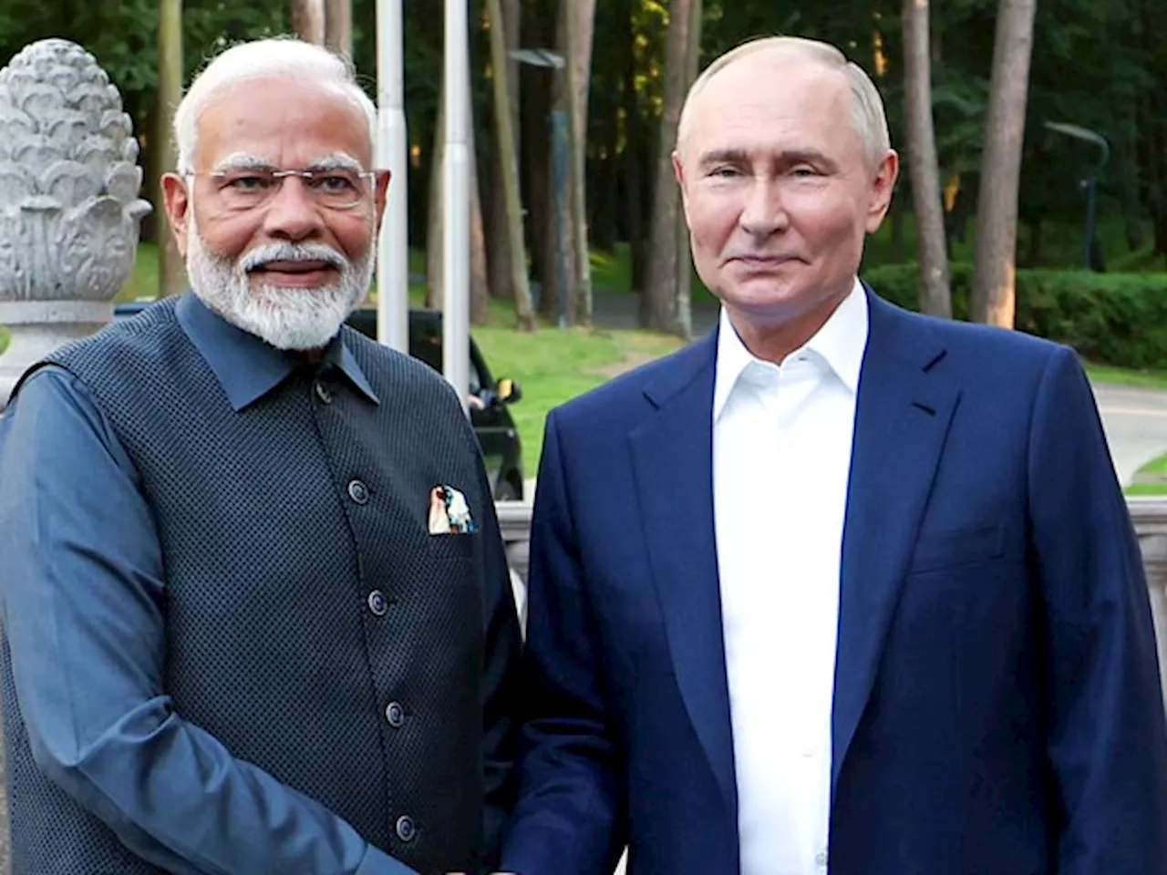 PM Modi Russia Visit: राष्ट्रपति Vladimir Putin ने पीएम मोदी को किया सम्मानित