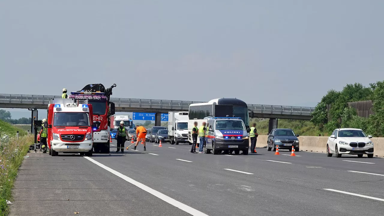 Mercedes-Lenker nach Ausritt in Straßengraben der A2 verletzt