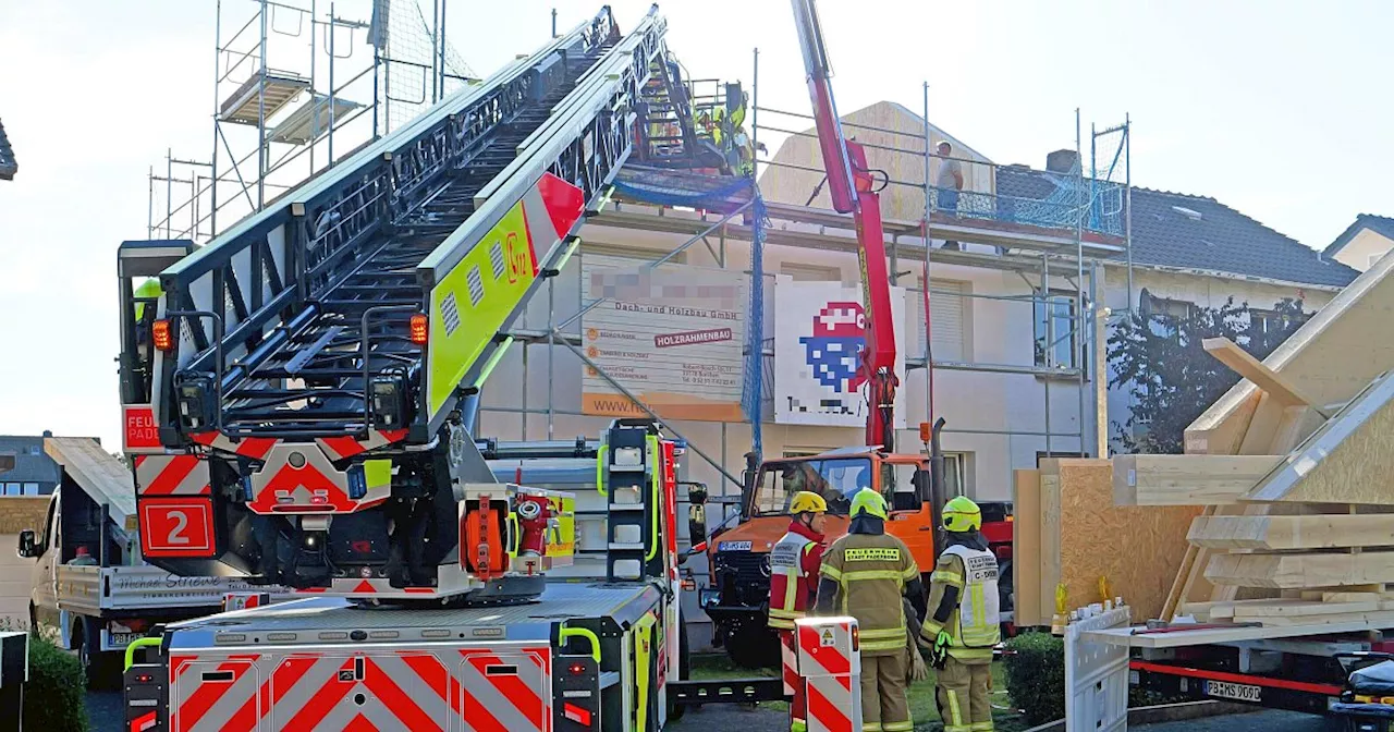 Rettung vom Dach: Paderborner Bauarbeiter wird unter Holzelement eingeklemmt