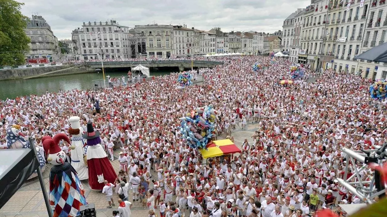 Pourquoi la tenue des fêtes de Bayonne est-elle rouge et blanche ?