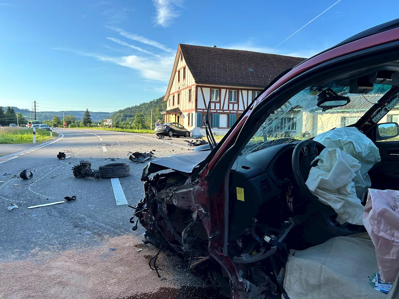 Wila ZH: Crash zwischen zwei Autos – zwei Personen verletzt