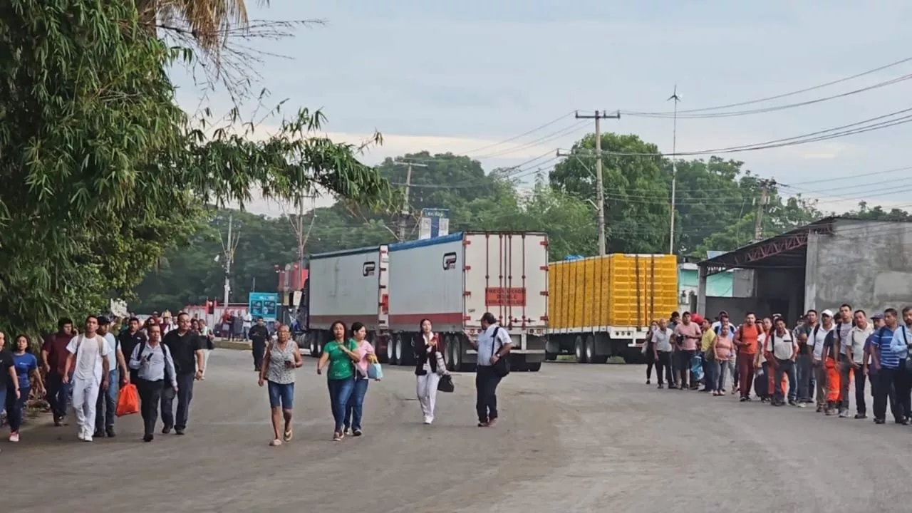 Bloquean la carretera Nacajuca-Villahermosa para exigir el cierre de empresa que contamina un arroyo