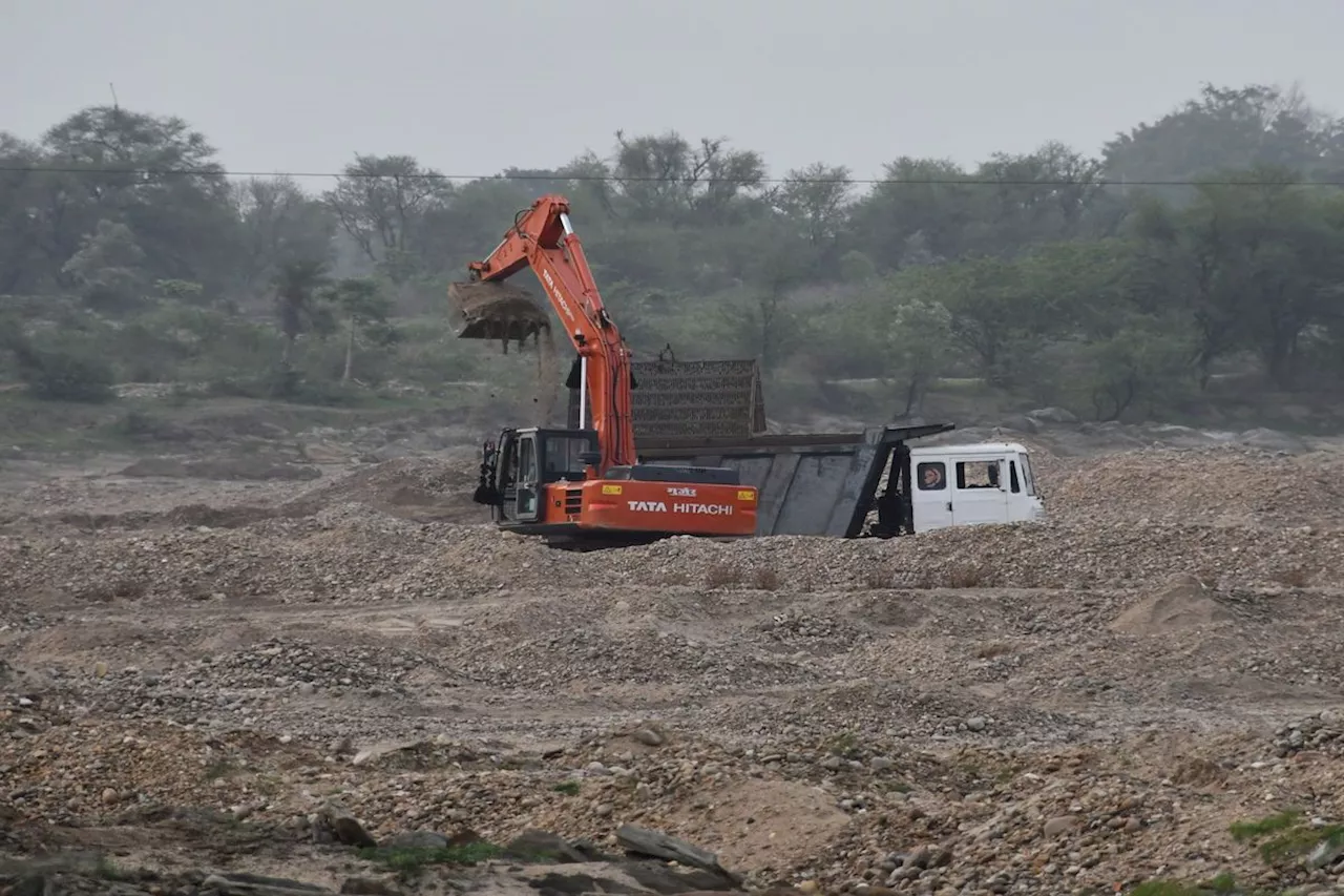 मंगरोप थाने के पास से रोजाना गुजर रहे अवैध बजरी के 250 ट्रैक्टर-डंपर