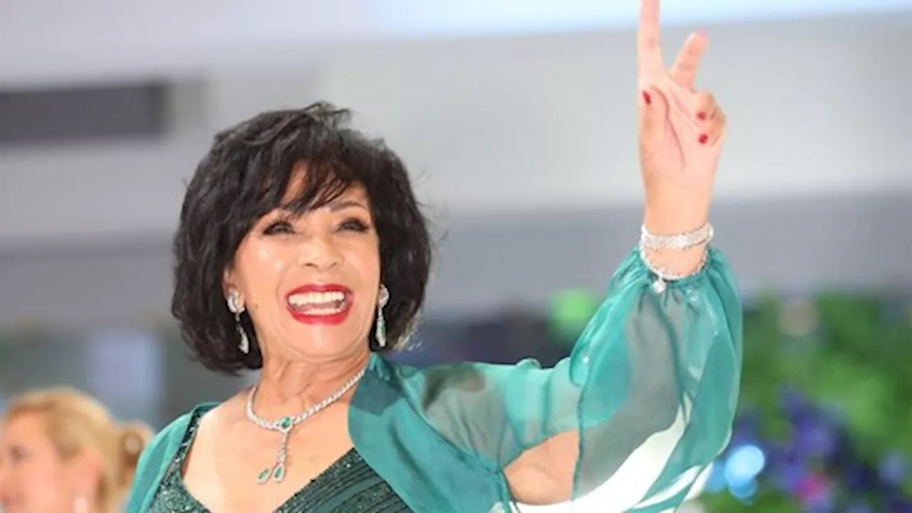 Koning Charles kent Dame Shirley Bassey hoge ridderorde toe