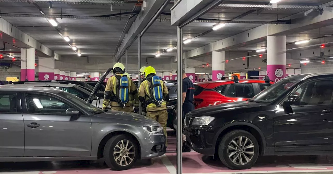 Déploiement de pompiers dans le parking de Rive Gauche à Charleroi suite à un dégagement de fumée