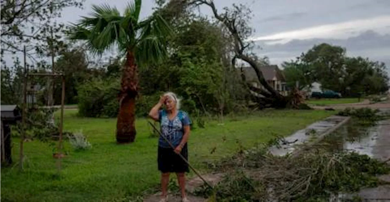 Storm Beryl kills three in Texas, knocks out power