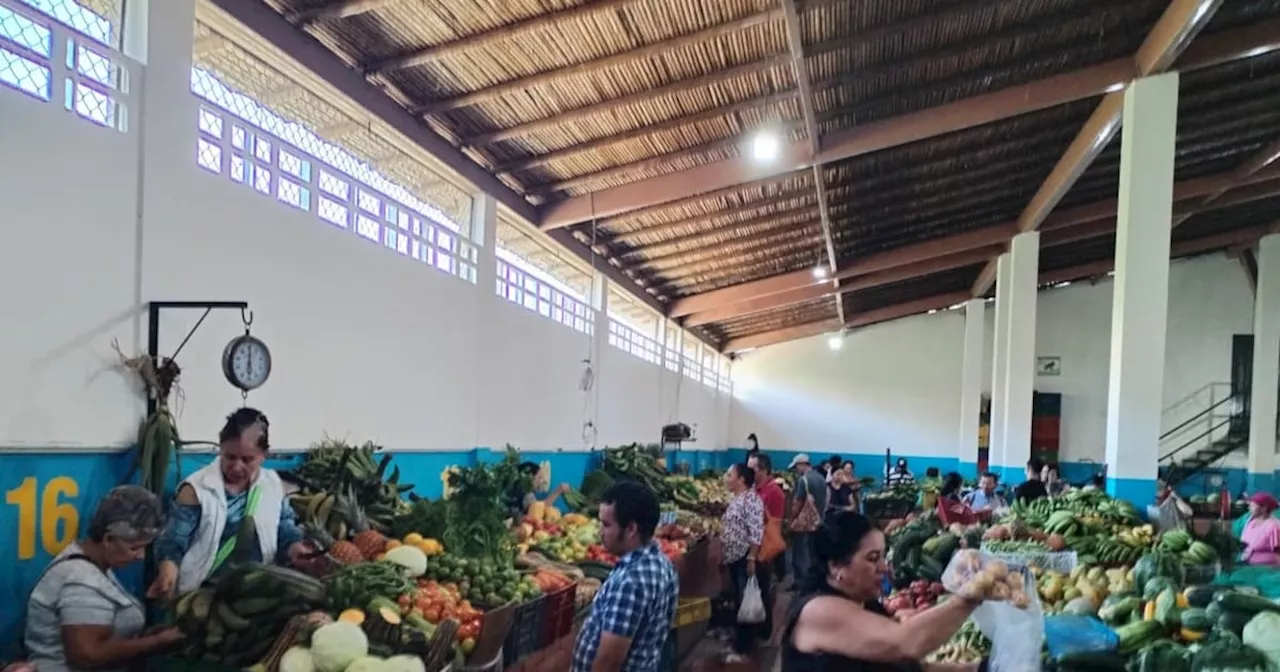 Comerciantes de la casa de mercado de San Gil y concejales buscan concertación