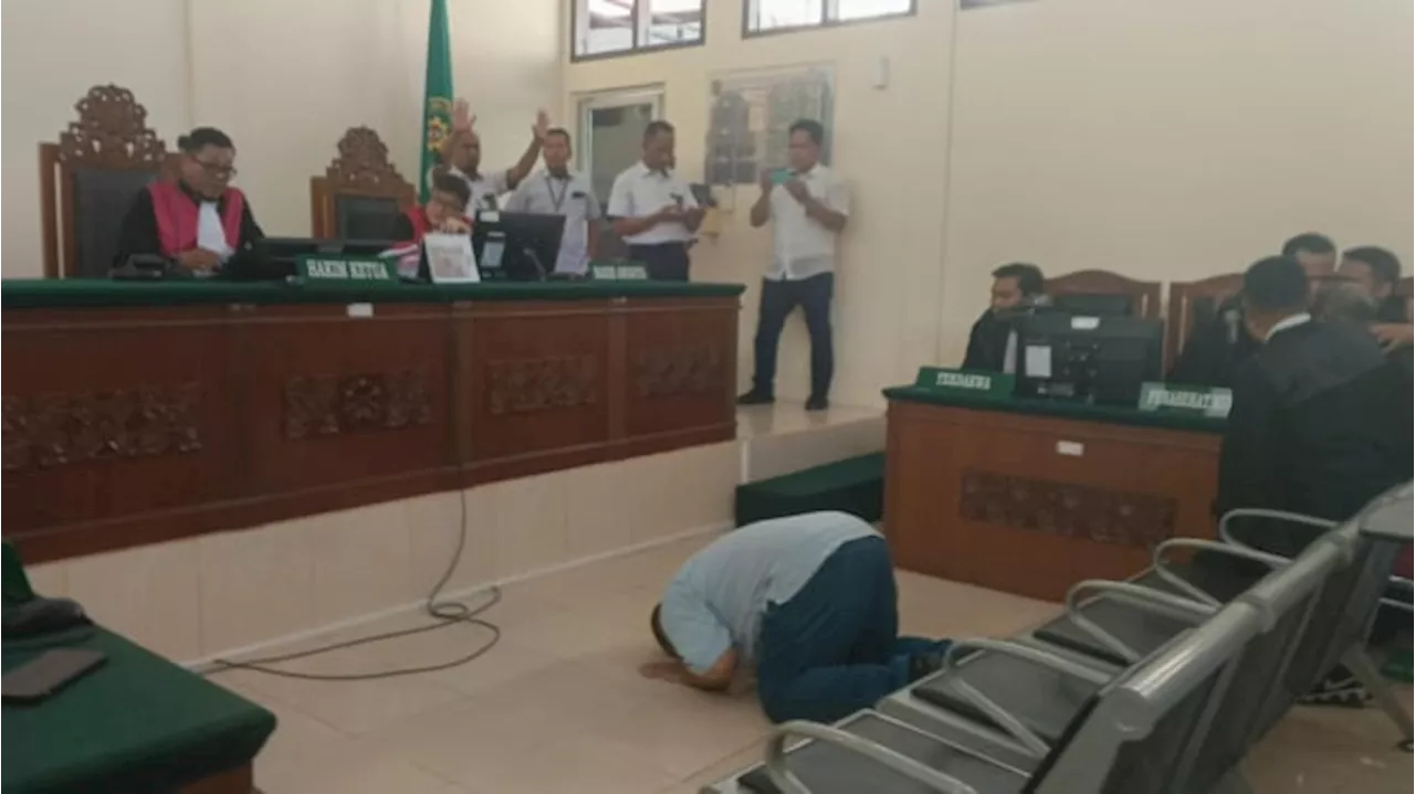 Divonis Bebas Kasus Kerangkeng, Eks Bupati Langkat Sujud Syukur