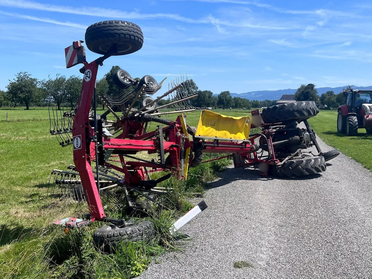 Traktor samt Anhänger umgekippt - Unfall in Höchst