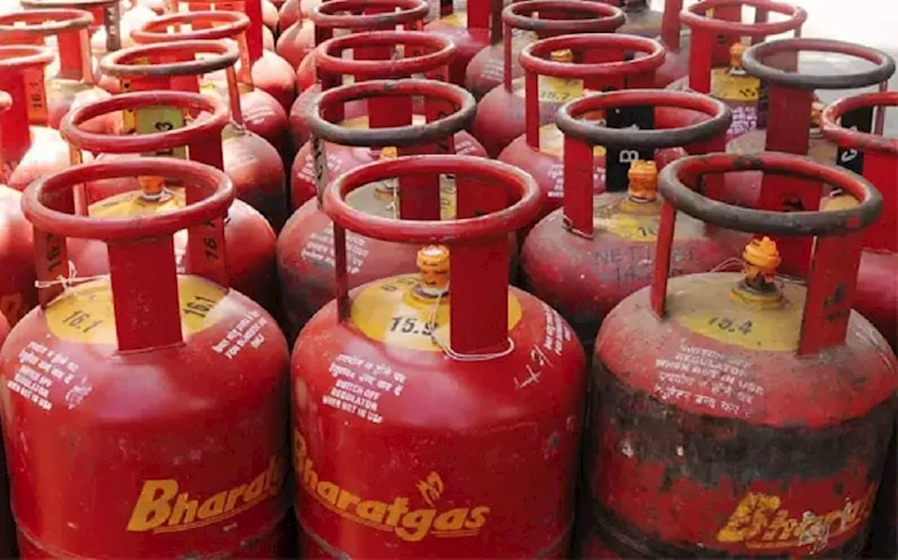 LPG Price Cut Down: గ్యాస్ వినియోగదారులకు గుడ్‌న్యూస్, 300 రూపాయలు తగ్గనున్న సిలెండర్ ధర