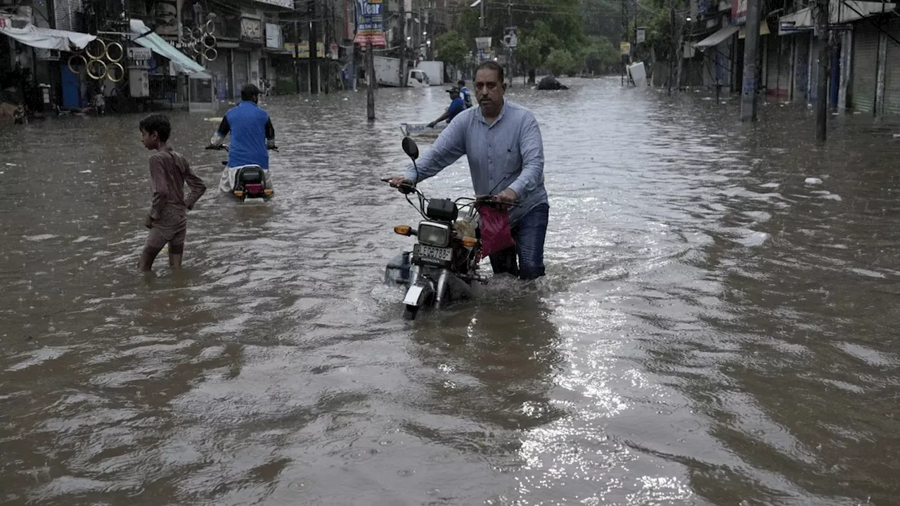 पाकिस्तान के लाहौर में भारी बारिश से तबाही, कई इलाके बाढ़ में डूबे, टूटा 44 साल पुराना रिकॉर्ड