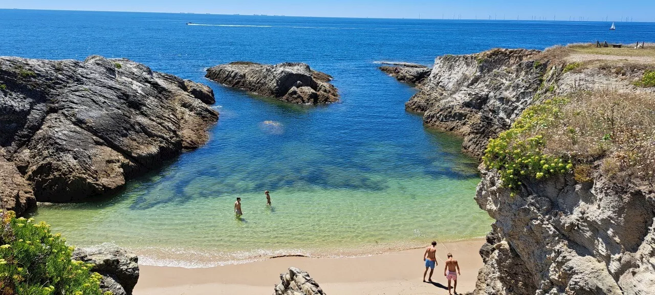 En Loire-Atlantique, une plage aux eaux turquoise digne des Caraïbes et pourtant interdite d’accès