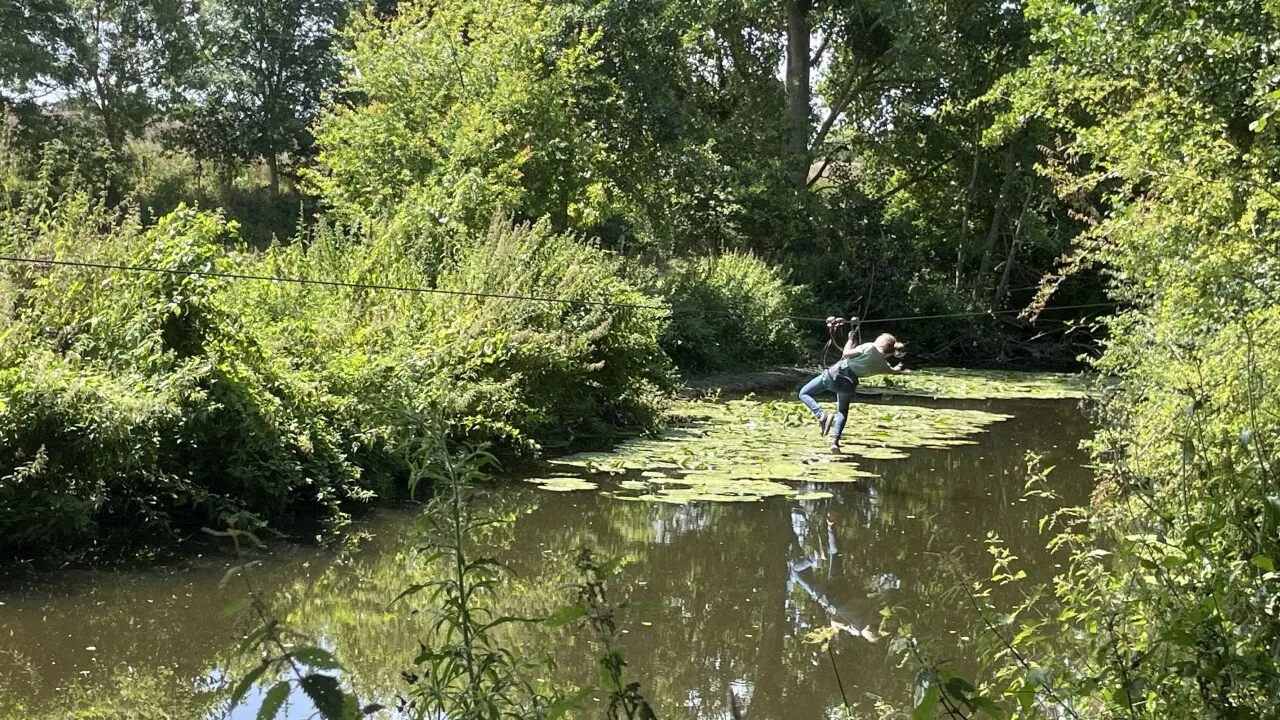 Testez la tyrolienne de 360 m de long au-dessus de la rivière dans ce parc