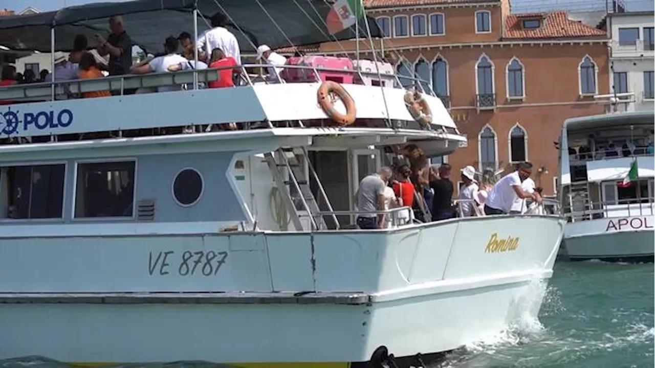 Turisti a Venezia, gruppi piu' piccoli per ogni guida e stop agli altoparlanti