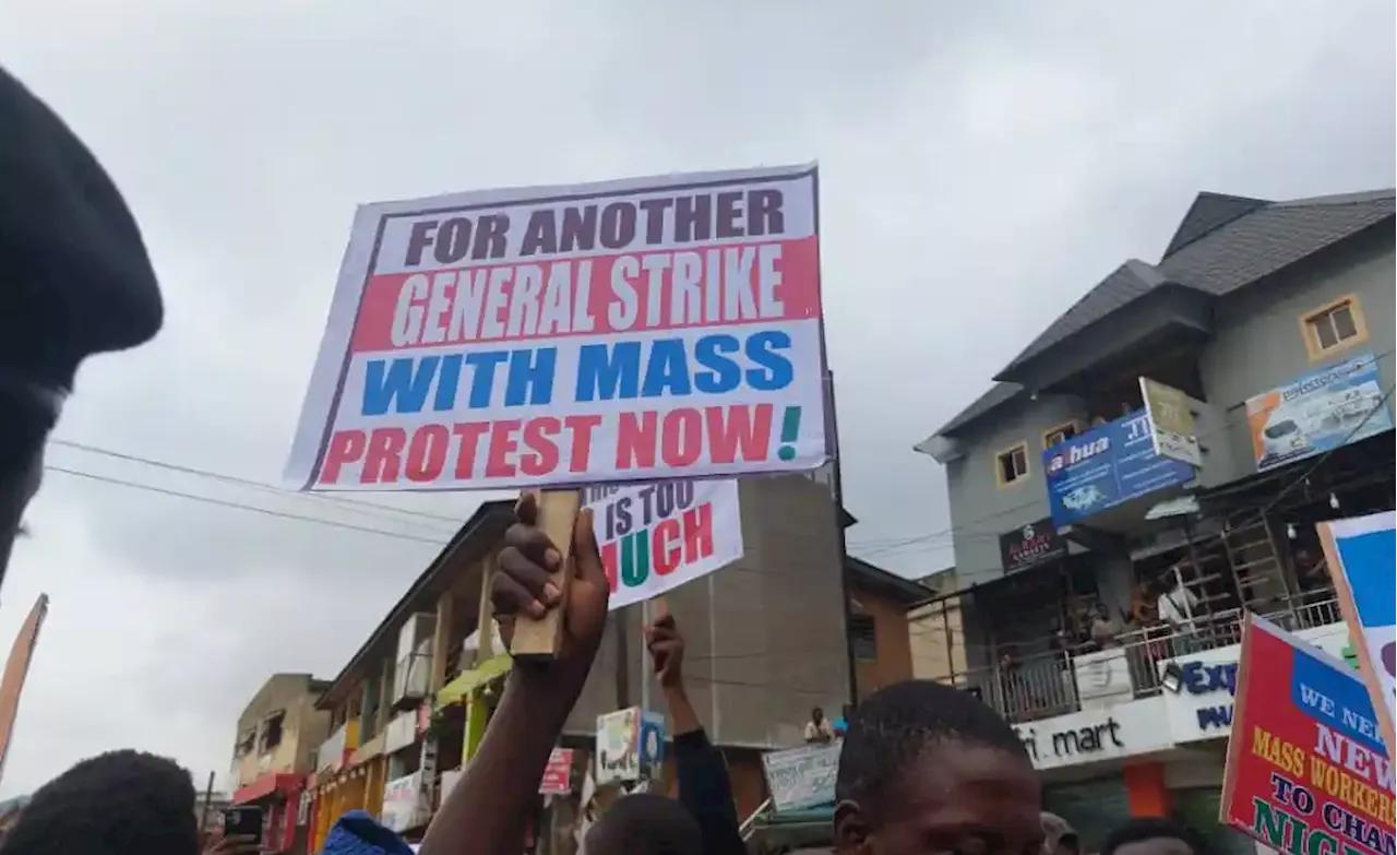 Dancing Nigerians Defy Govt With #EndBadGovernance Protests