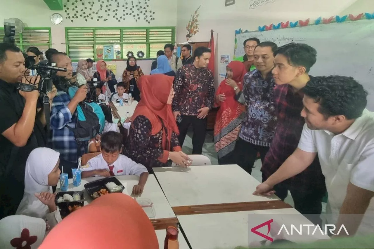 Gibran tinjau uji coba pemberian makan siang gratis di Surabaya