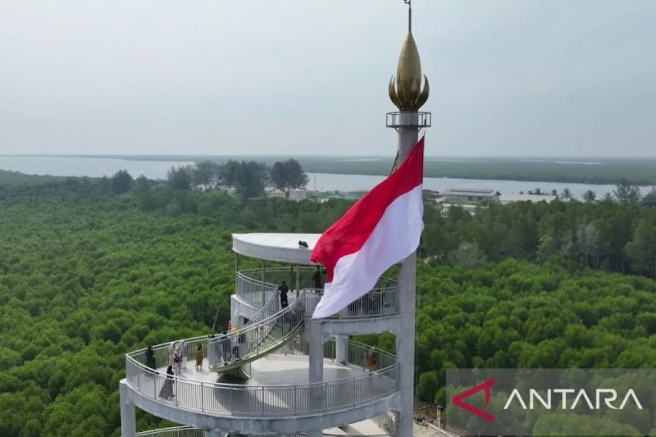 Sambut HUT RI, Bendera Merah Putih raksasa berkibar di ikon Langsa