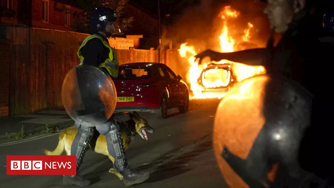 Inglaterra: a onda de violência em protestos após morte de crianças em ataque a faca