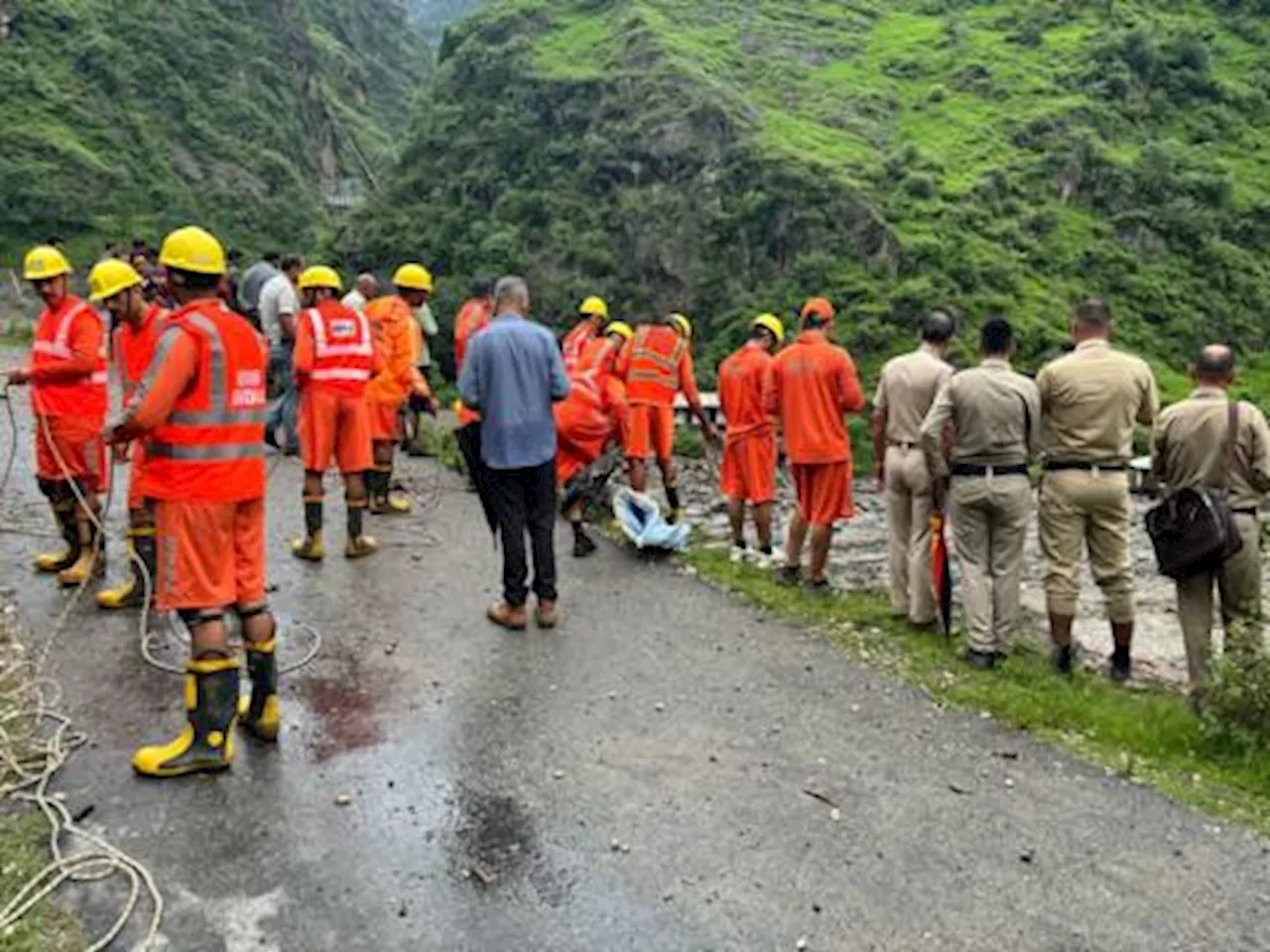 हिमाचल प्रदेश में भारी बारिश, बादल फटने के बाद 50 से ज़्यादा लोग लापता