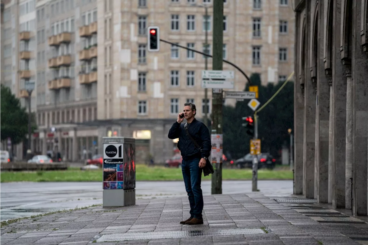 „Berlin Nobody“ im Kino: Mit Hulk, „Stranger Things“-Max und Sophie Rois durchs düstere Berlin