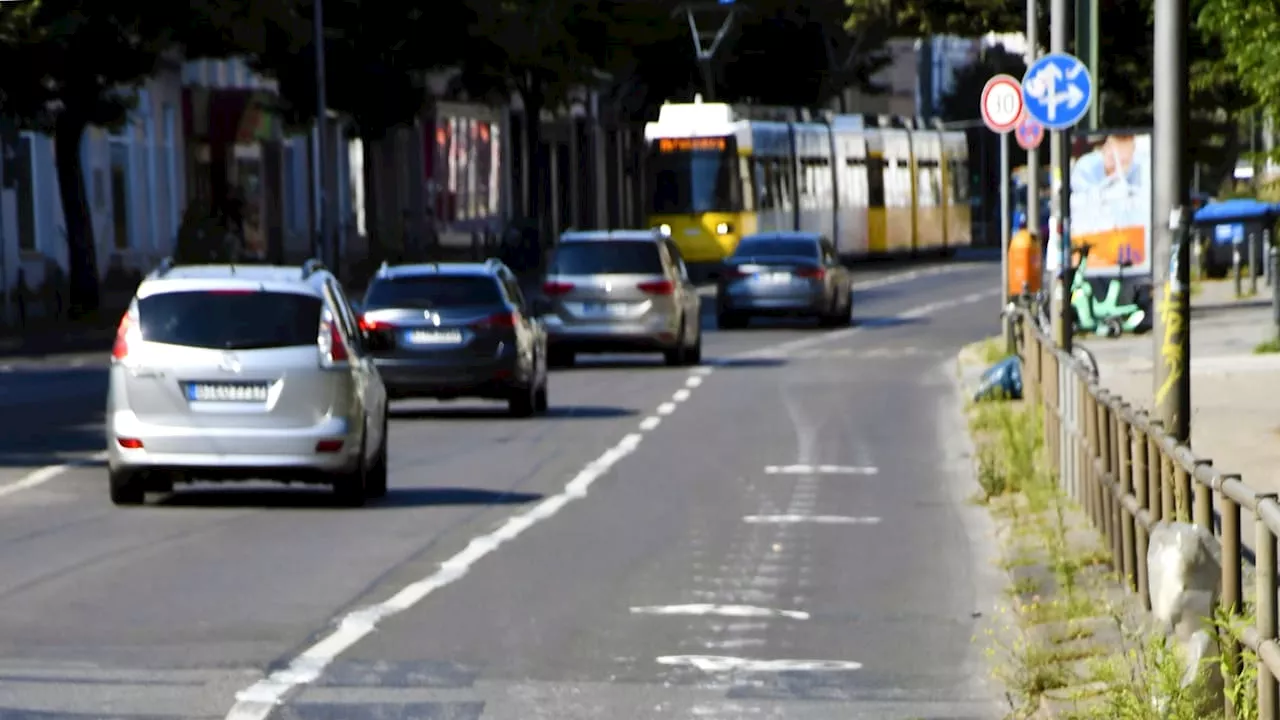 Auf Berliner Hauptstraße: Fahrrad-Aktivisten legen illegalen Radweg an