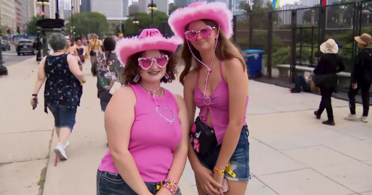 Lollapalooza-goers prepared for rain at Chicago music festival