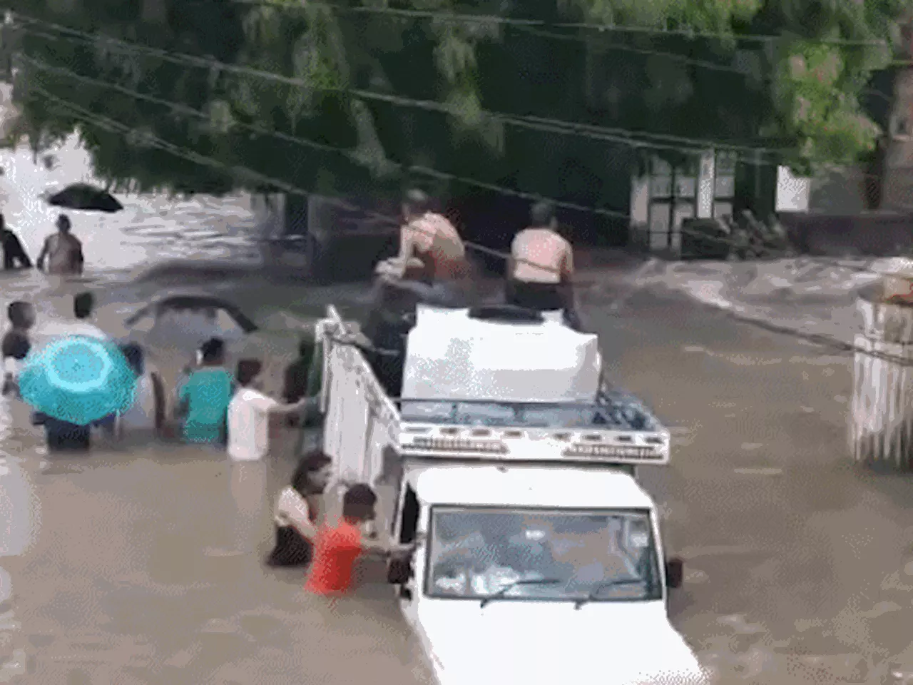 जयपुर में सड़क पर भरे पानी में बह गई कार: पटरियों पर डेढ़ फीट पानी भरा, घरों में घुसा; बारिश ने 12 साल का रि...