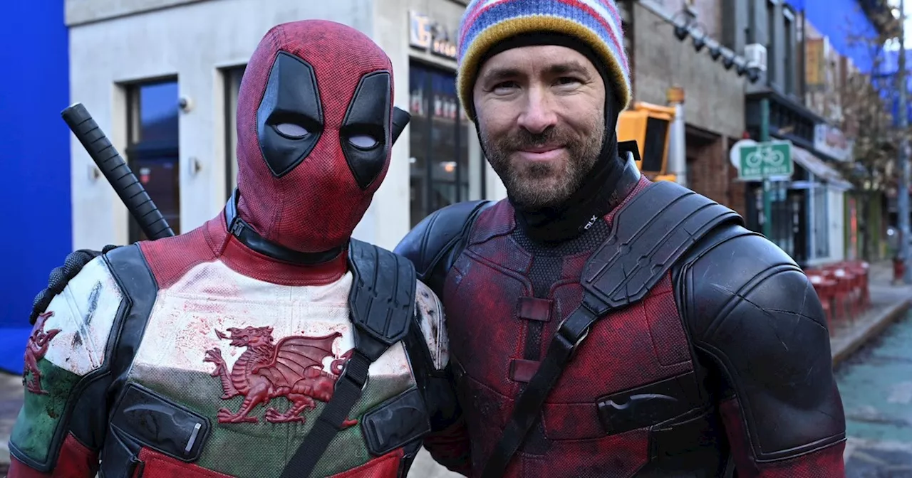 Es delantero, juega en Inglaterra y actuó en Deadpool & Wolverine