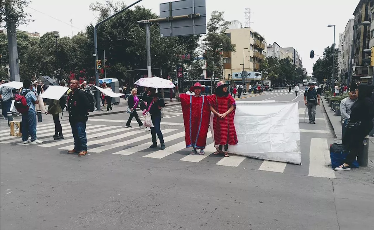 Por más de 7 horas, artesanas mazahuas bloquearon circulación en Av. Izazaga