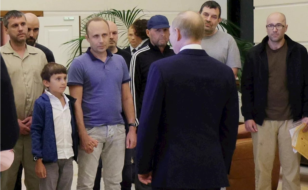 Vladimir Putin recibe en el aeropuerto a los ocho rusos liberados en intercambio de prisioneros