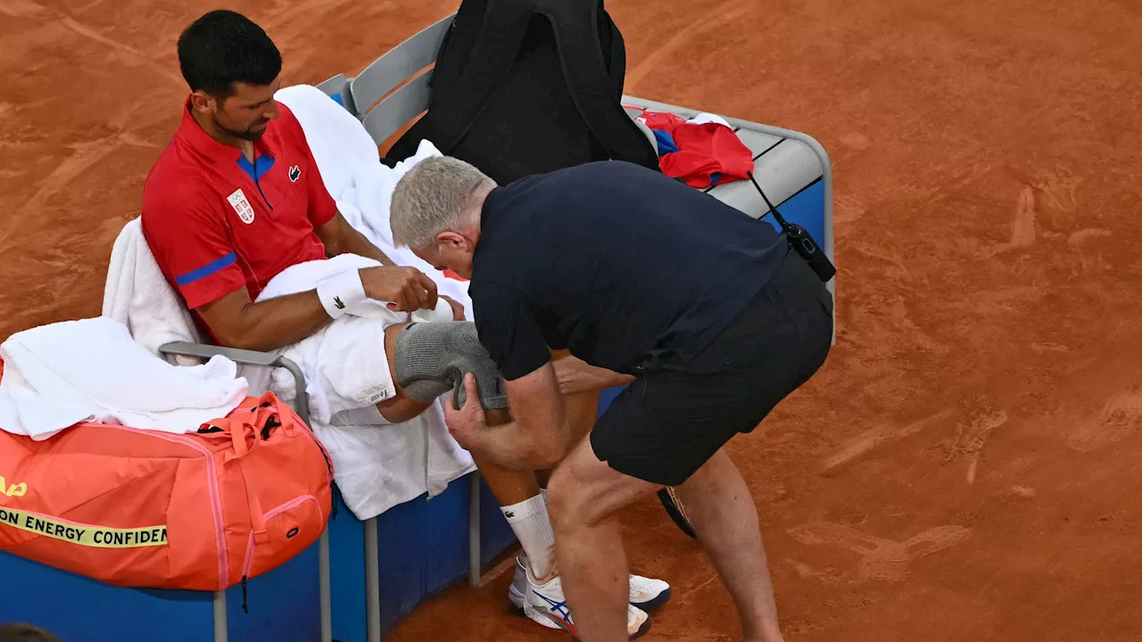 Tennis: Das Knie von Novak Djokovic macht nach dem Viertelfinale gegen Stefanos Tsitsipas Probleme