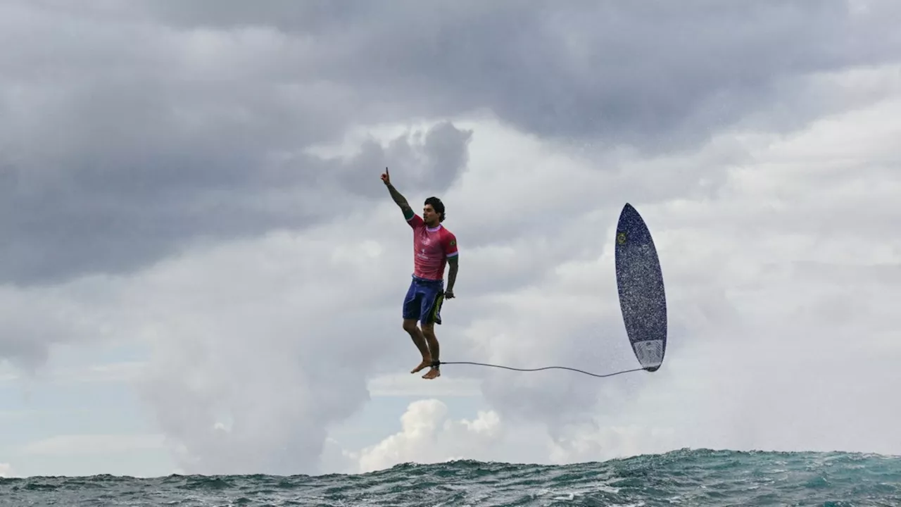 Causa Furor Fotografía de Surfista Brasileño Gabriel Medina en los Juegos Olímpicos de París 2024