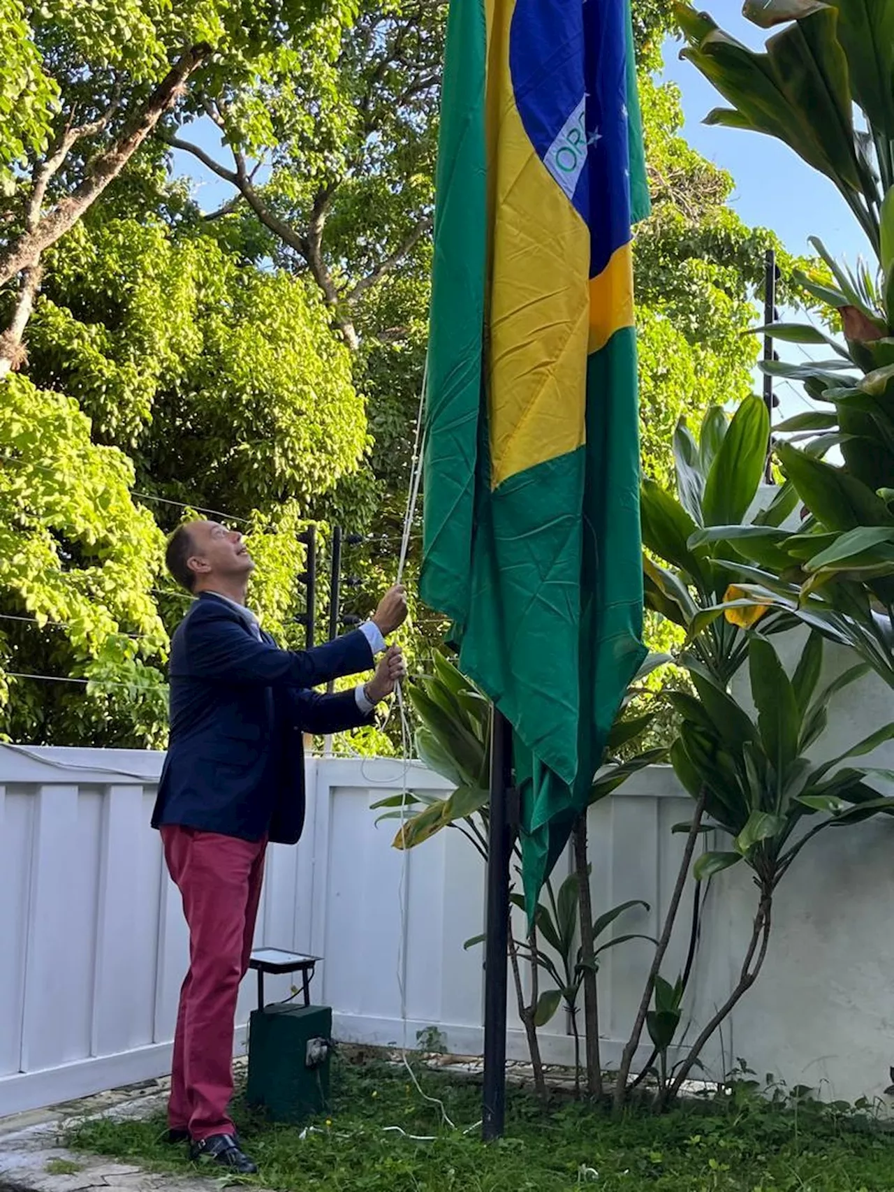 Bandeira do Brasil é erguida em residência diplomática da Argentina na Venezuela; Milei agradece Brasil