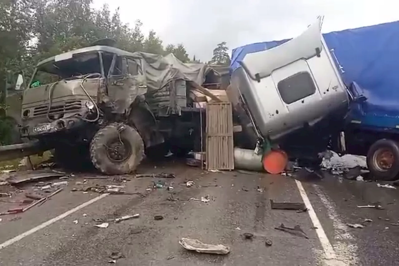 На трассе М-5 фура врезалась в грузовик