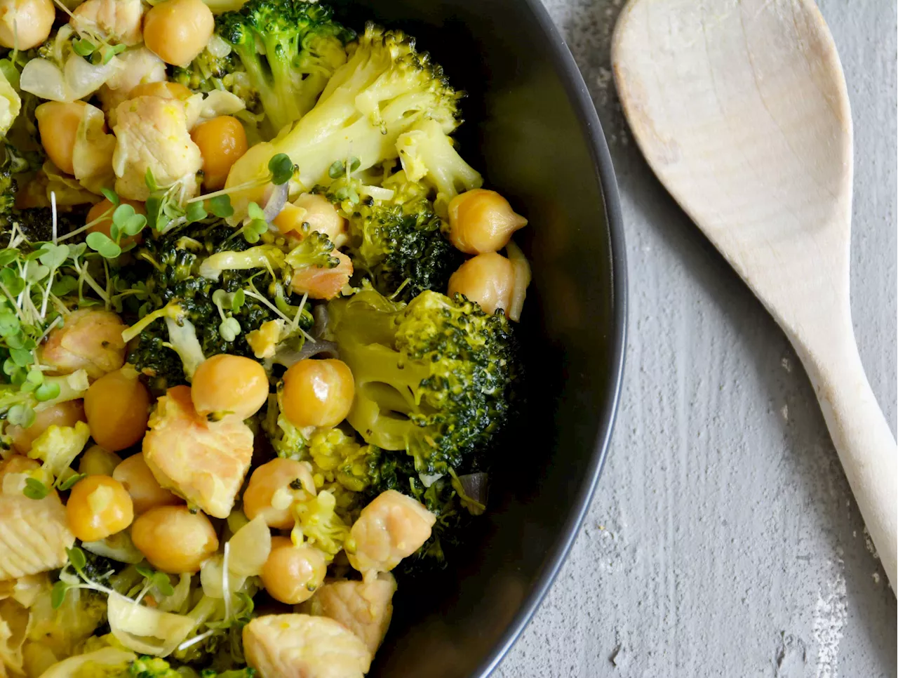 Schnell und Low Carb: One-Pot-Pfanne mit Brokkoli, Kichererbsen und Hühnchen