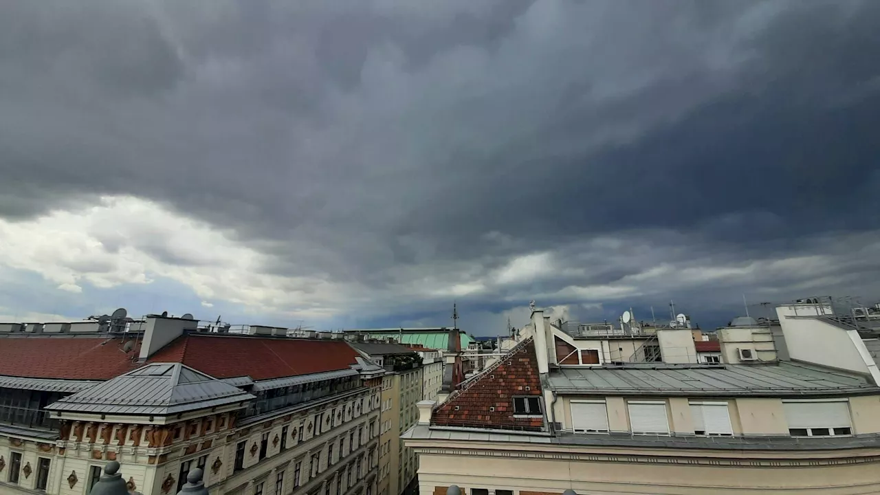 Auch Starkregen ist möglich - 'Gewitter und Hagel' – Experten geben Warnstufe Rot aus