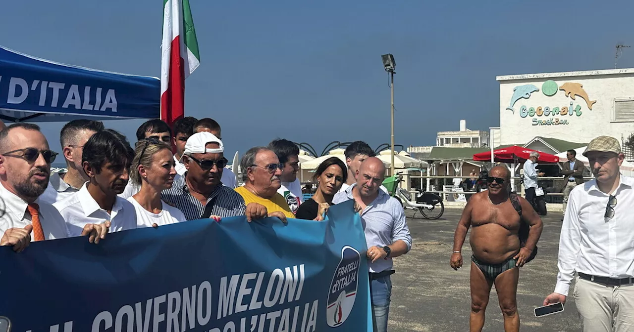 FdI on the beach. La risposta all'estate di Schlein è un tour sulle spiagge per spiegare le riforme