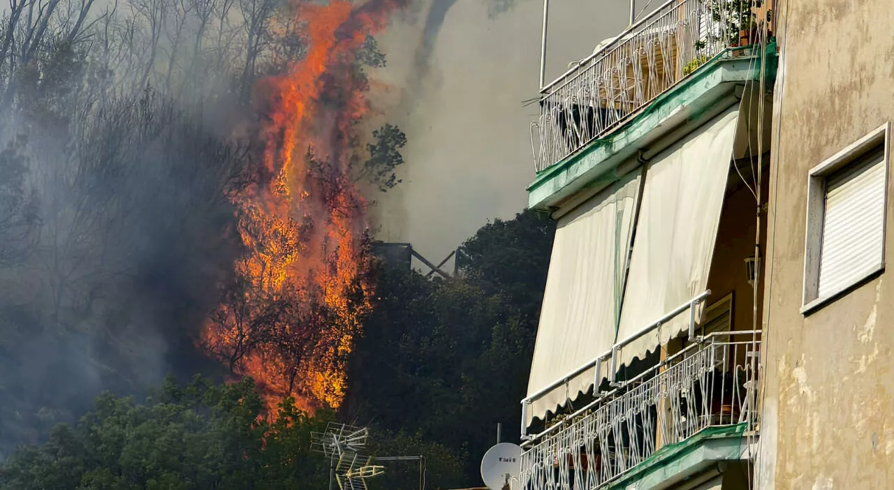 Monte Mario brucia, terrore a Roma: «Incendio mai visto prima, accerchiati dal fuoco»