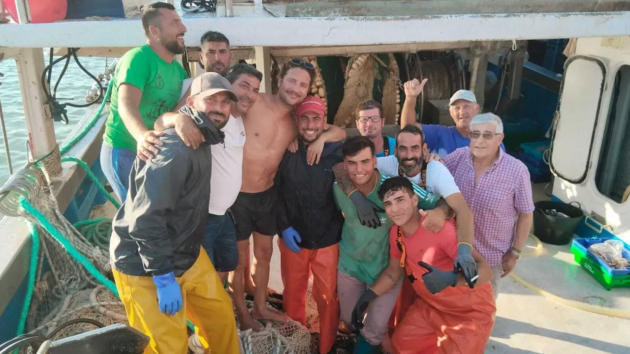 Manuel Carrasco sorprende a unos marineros de Isla Cristina subiendo a su embarcación
