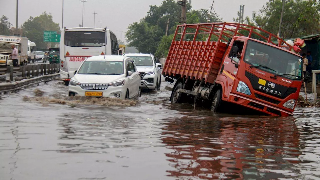 Delhi Rains: दिल्ली में भारी बारिश से कई इलाकों में भरा पानी, ट्रैफिक पुलिस को मिली 50 शिकायतें