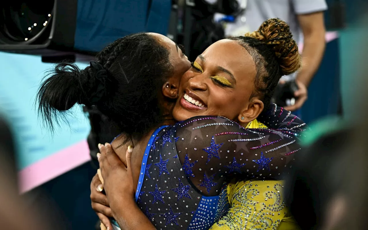 Simone Biles exalta Rebeca Andrade e brinca: 'Estou cansada de competir com ela'