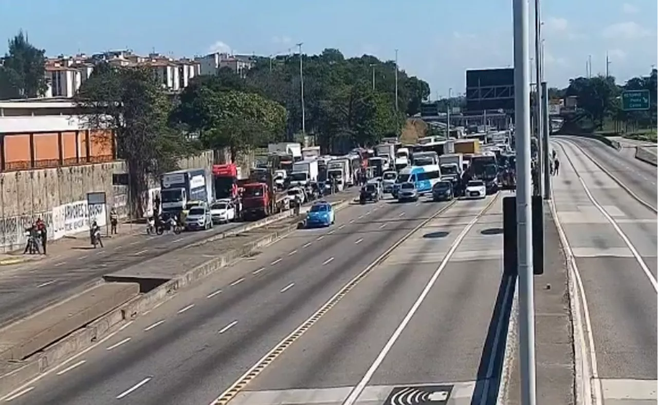 Avenida Brasil é interditada por 20 minutos nos dois sentidos na altura de Cordovil