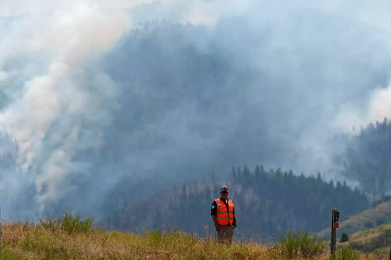 Wildfires encroach on homes near Denver as heat hinders fight