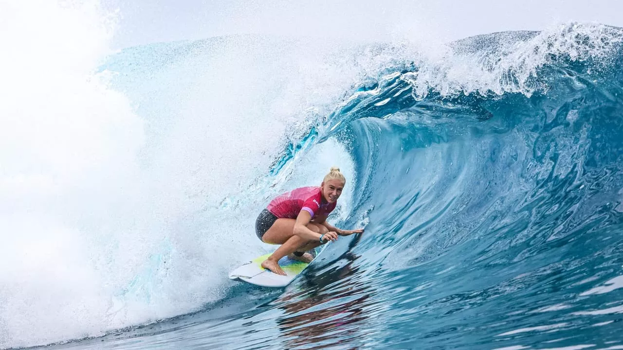 Olimpíadas: Tati Weston-Webb desbanca favorita e avança às quartas de final do surfe