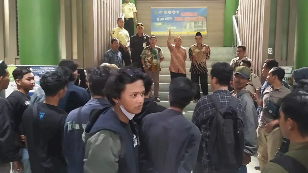 Aksi Protes Kenaikan UKT IAIN Kudus Berujung Ricuh, Gedung Rektorat Nyaris Dibakar