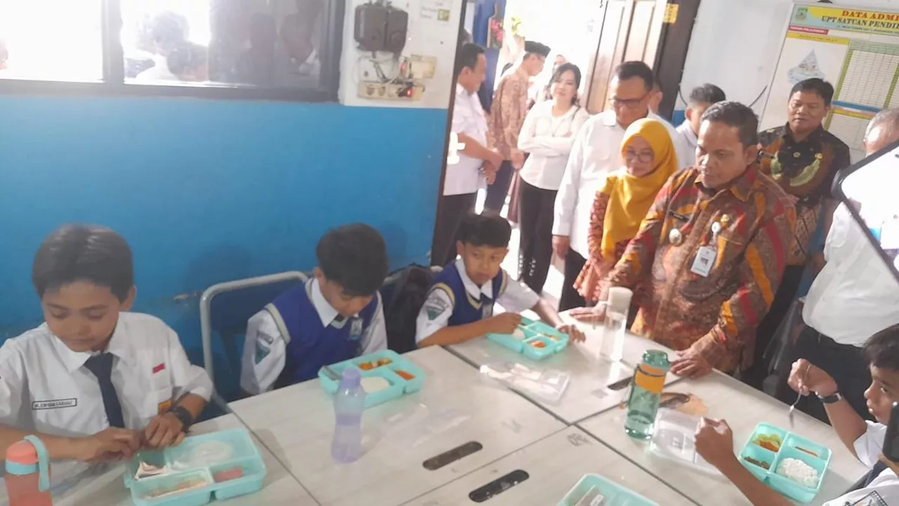 Uji Coba Makan Bergizi Gratis, PJ Wali Kota Tangerang Makan Langsung Menu dan Porsi yang Sama